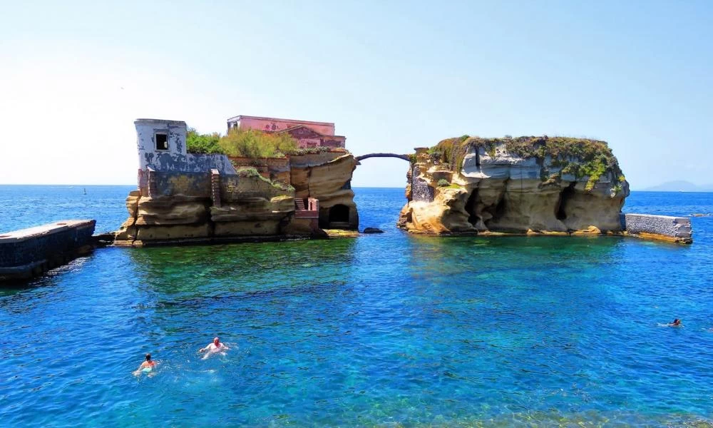 Το "καταραμένο" νησί της Ιταλίας με τους μυστήριους θανάτους